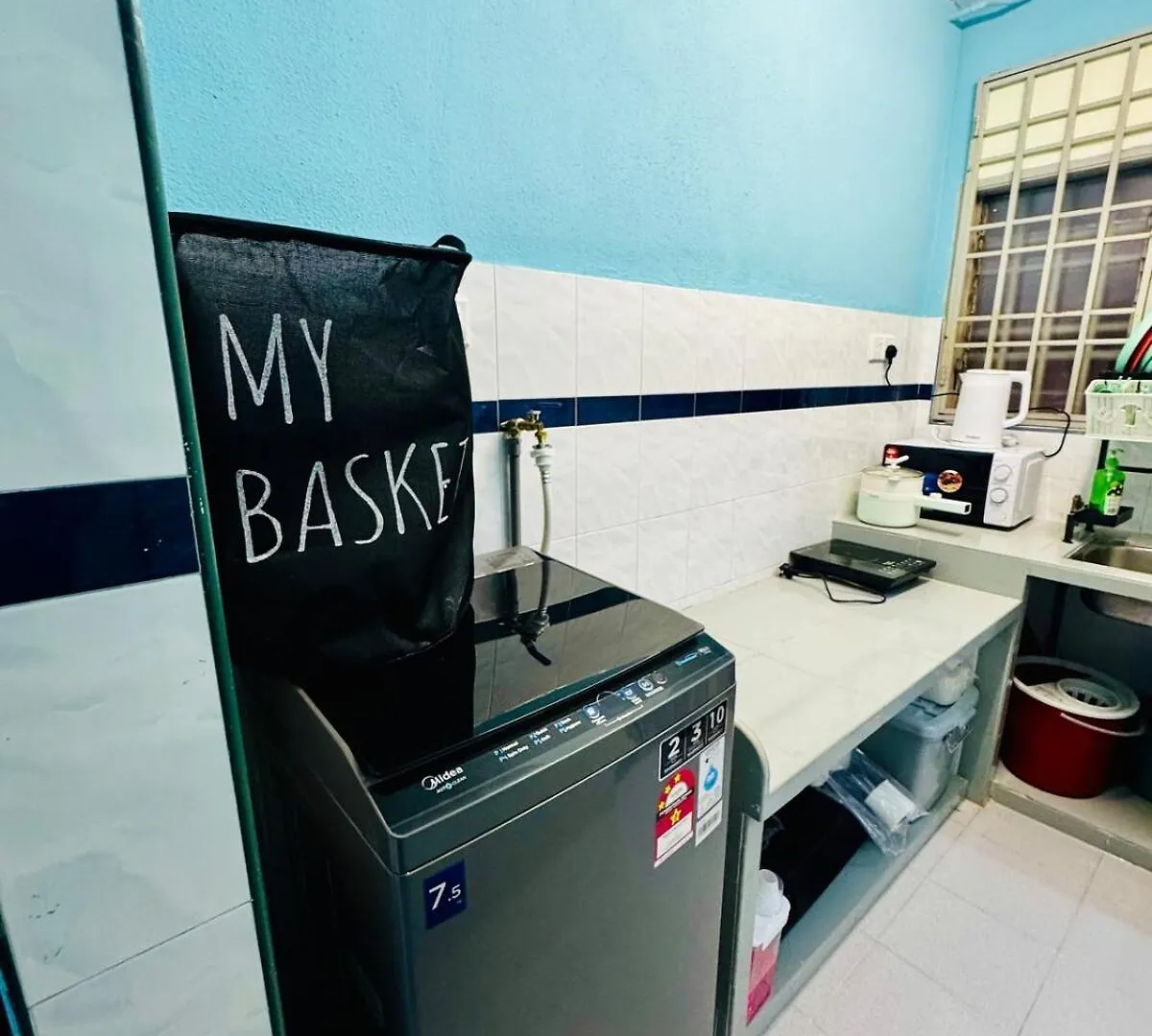 3Br 8 Pax Budget Family Stay In Penang Gelugor Malaysia