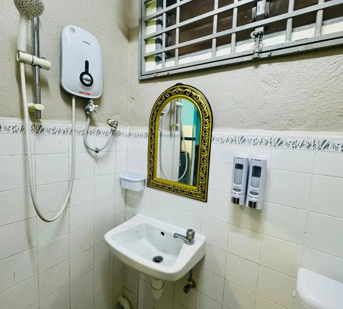 3Br 8 Pax Budget Malaysian Guest Only Family Stay In Penang Gelugor